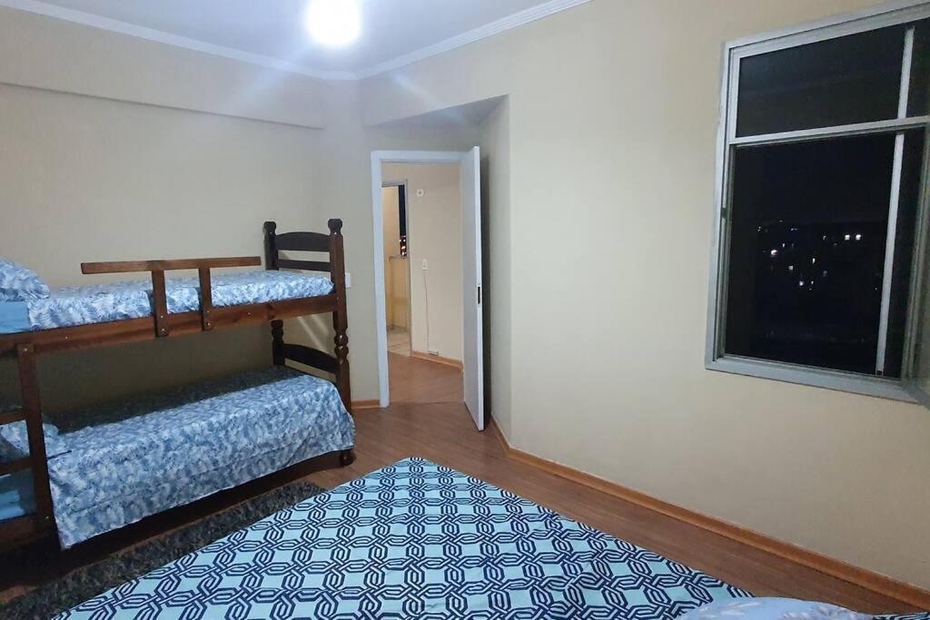 Appartement 100 Metros Da Praia - Apto Completo - Wifi - Estacionamento à São Vicente Extérieur photo
